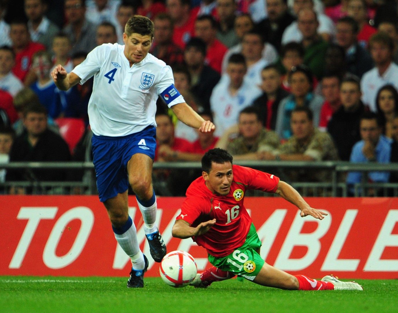 2010 г., 4:0 за Англия на "Уембли" - Стивън Джерард срещу настоящия капитан на Левски Живко Миланов
