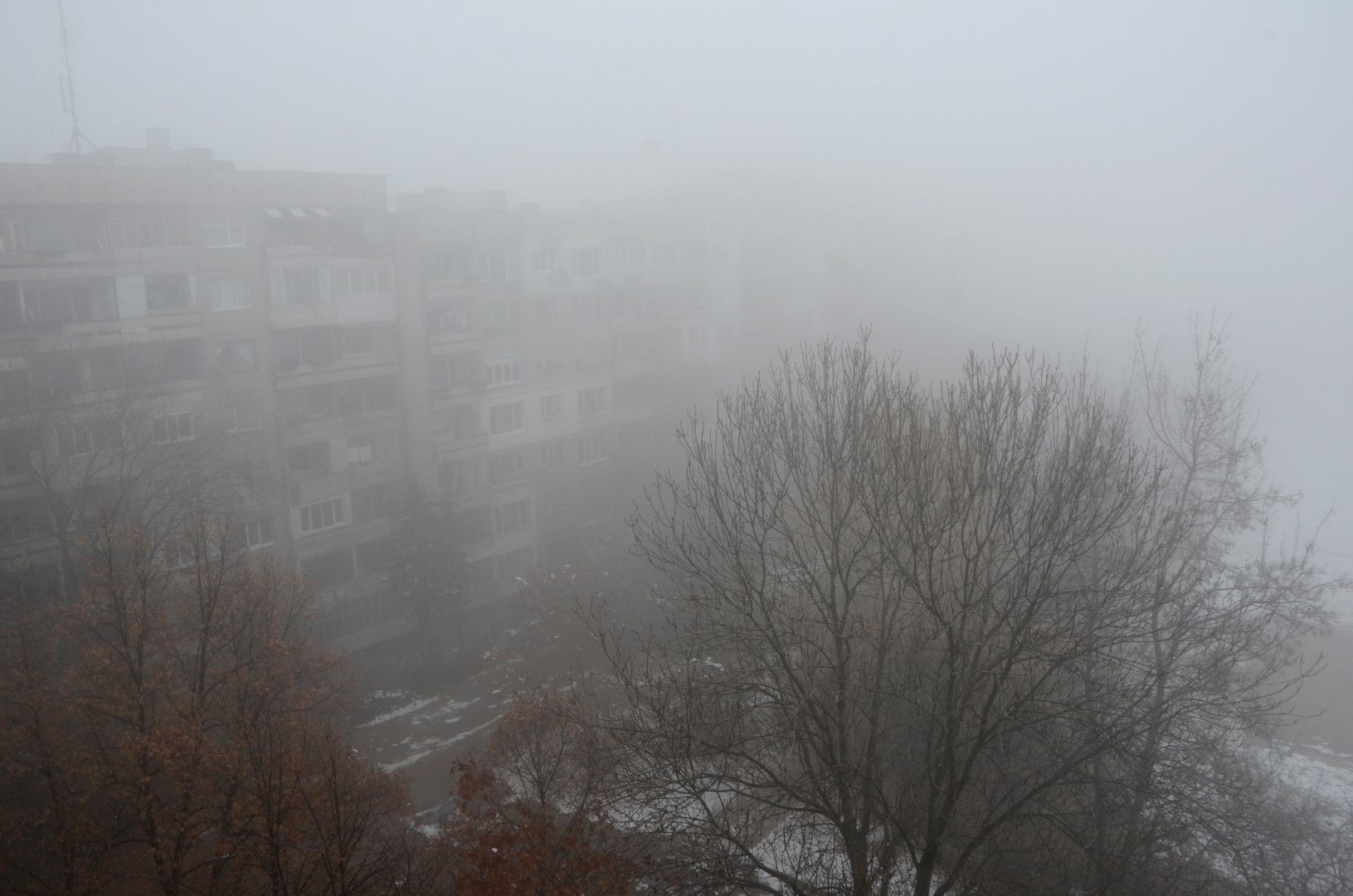 Днес е трети пореден ден с високо замърсяване на въздуха в София - смогът и мъглата са още по-ниско и по-гъсти