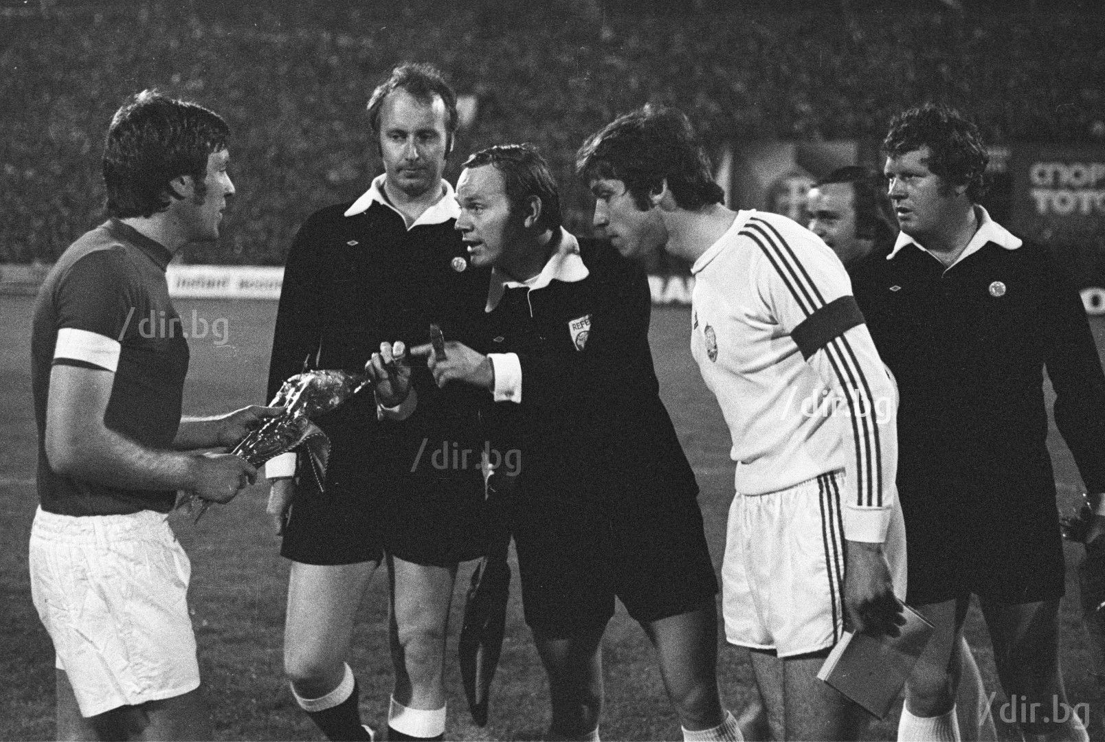 Капитаните Емлин Хюз и Христо Бонев преди мача през 1974 г.