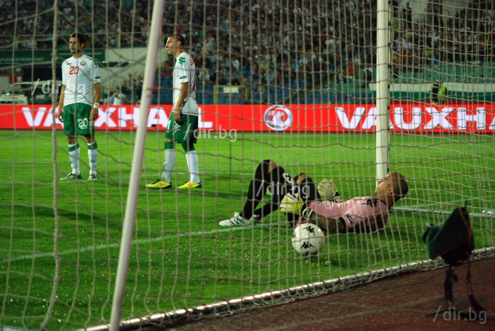 Ники Михайлов извади топката три пъти от мрежата до почивката след два гола на Рууни и един на Гари Кейхил.