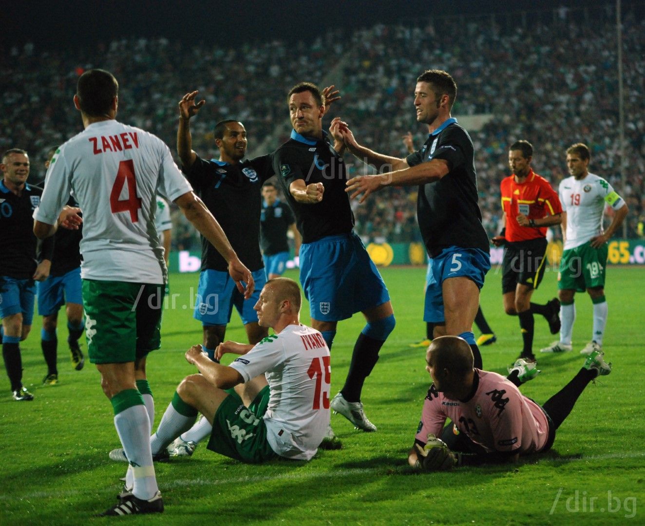 2011 г., 0:3 в София - Тери празнува поредния гол с Гари Кейхил и Тио Уолкът. Нанизаха ни три гола за полувреме
