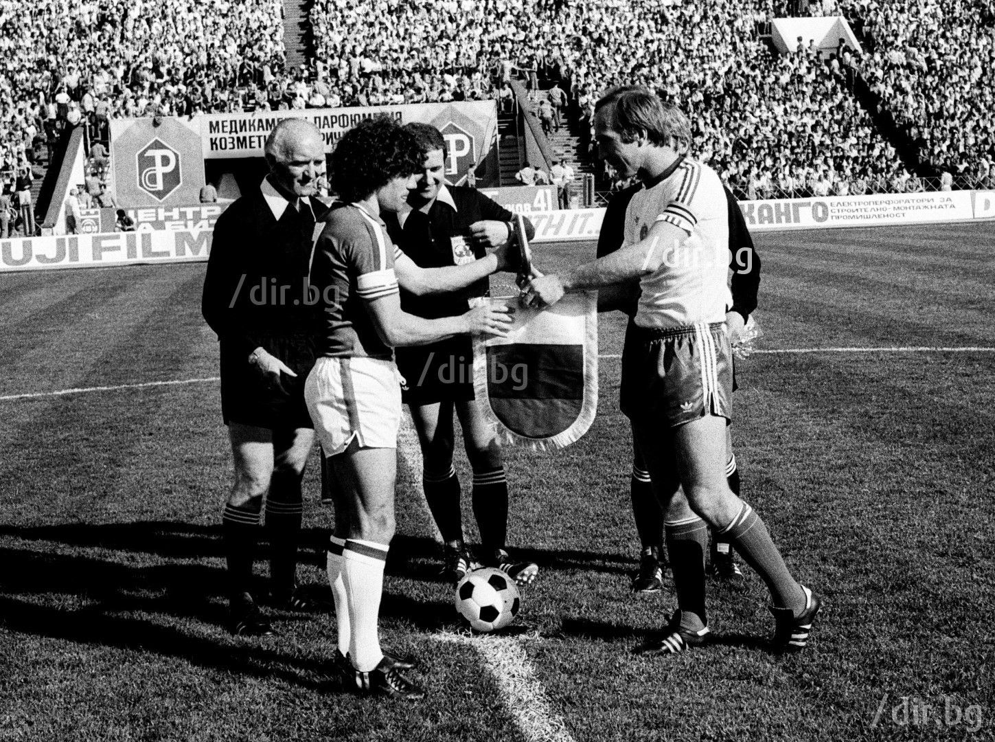 Капитаните Кевин Кийгън и Кирил Ивков преди старта на евроквалификацията в София от 1979-а. Разбиват ни с 3:0, Кийгън вкарва единия гол.
