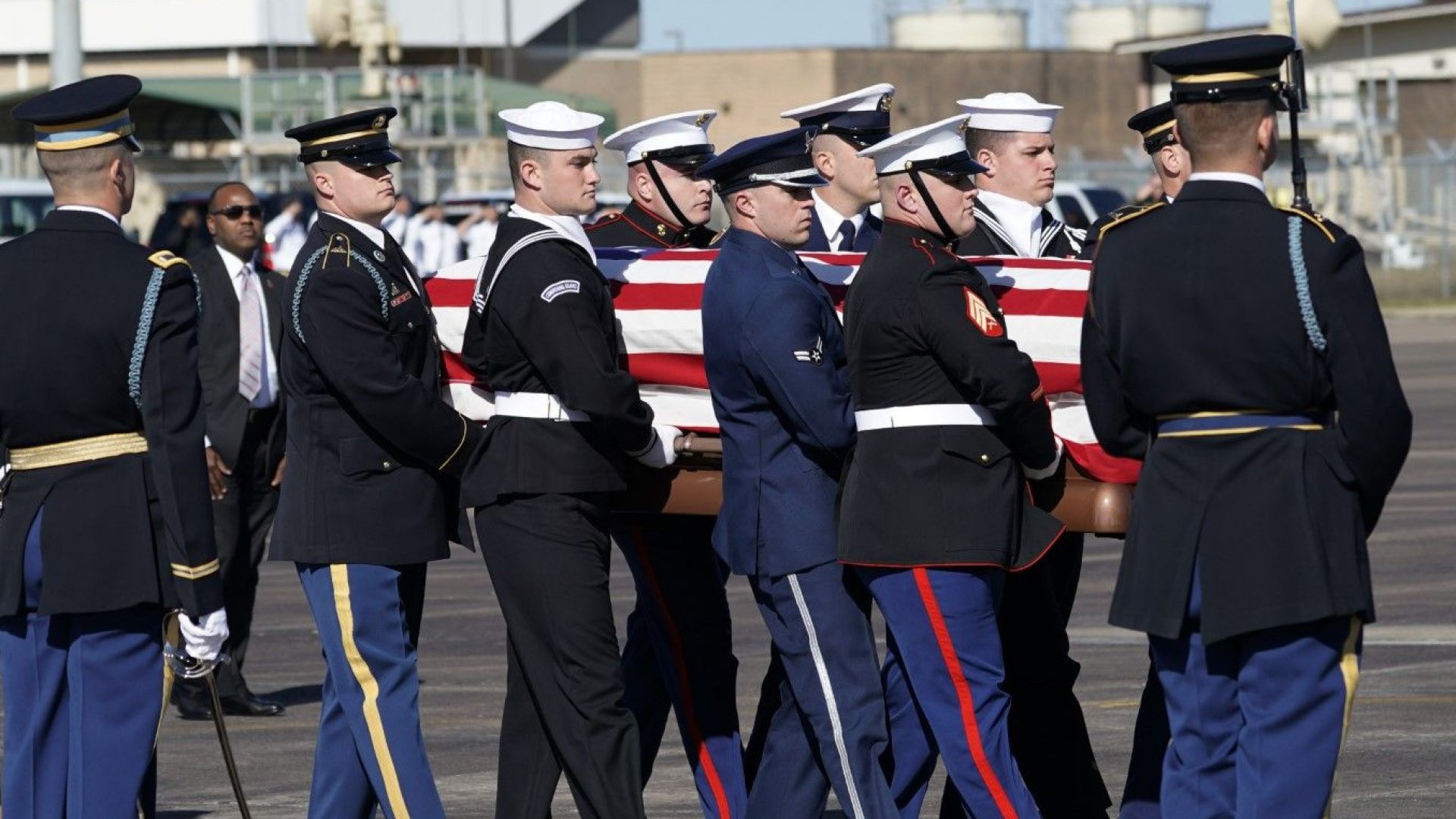 Военен почетен караул изпрати ковчега на бившия президент на САЩ