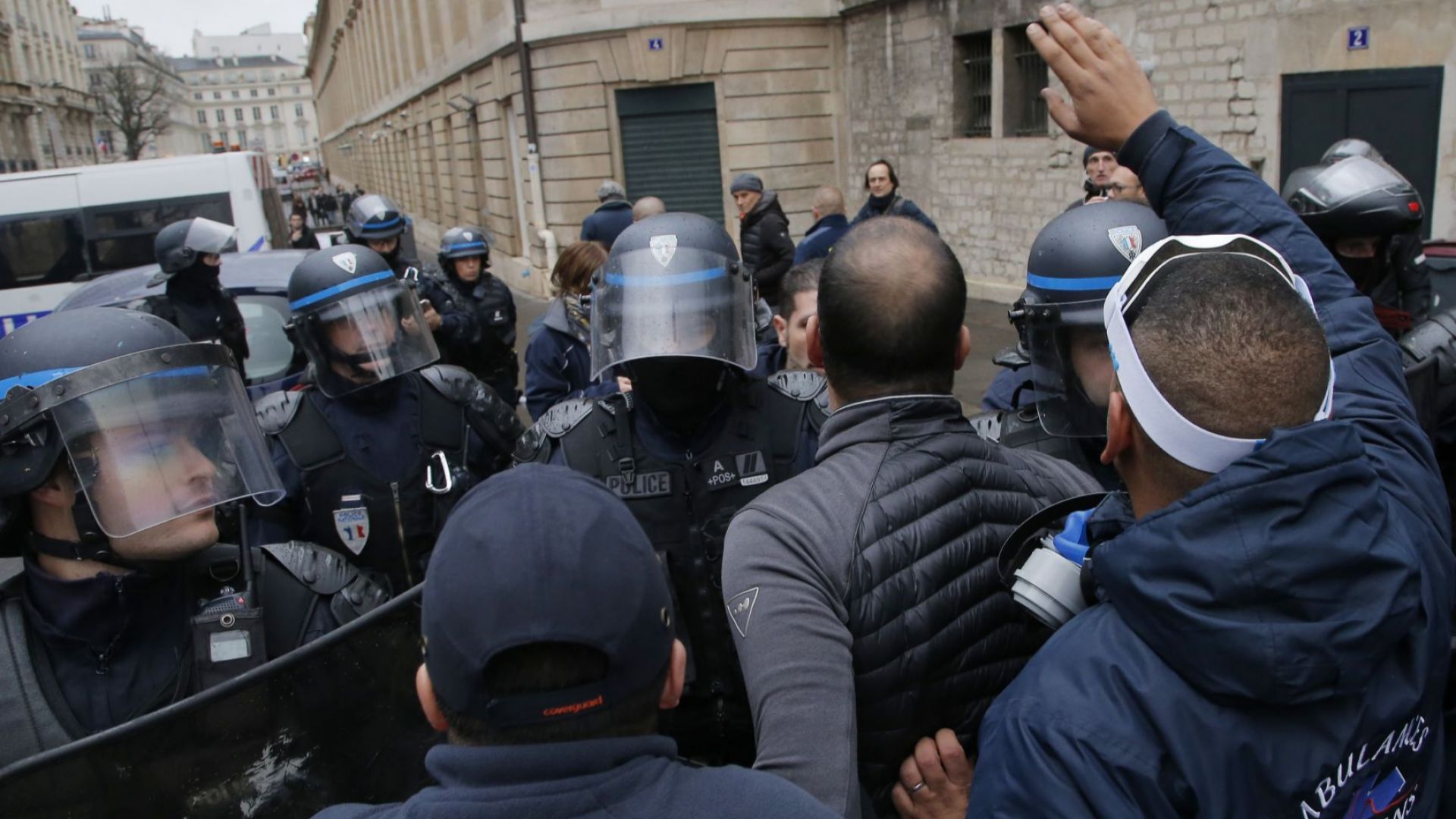 Двама демонстранти бяха осъдени вчера във Франция на три месеца