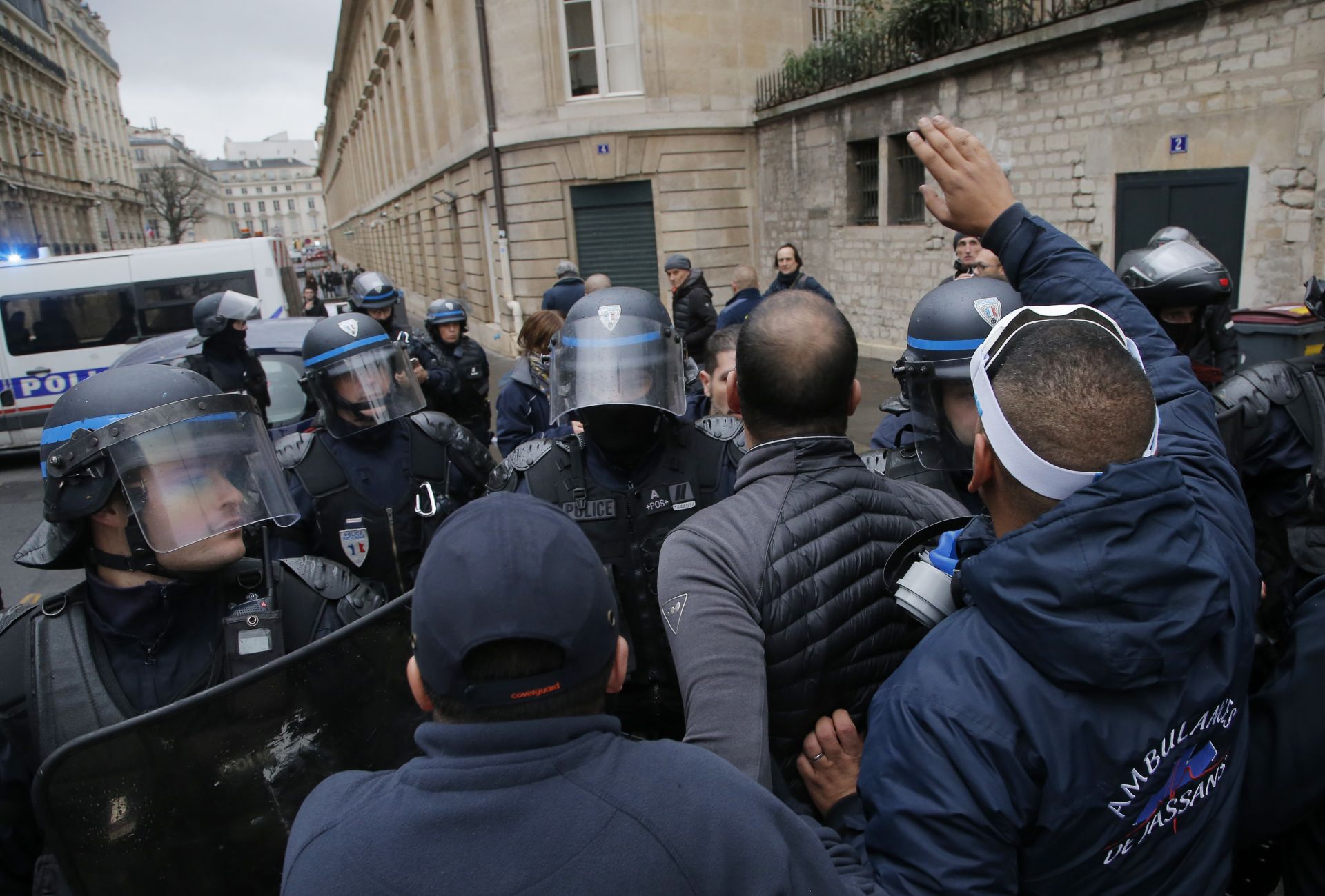 Сблъсъци в Париж между протестиращи и полиция