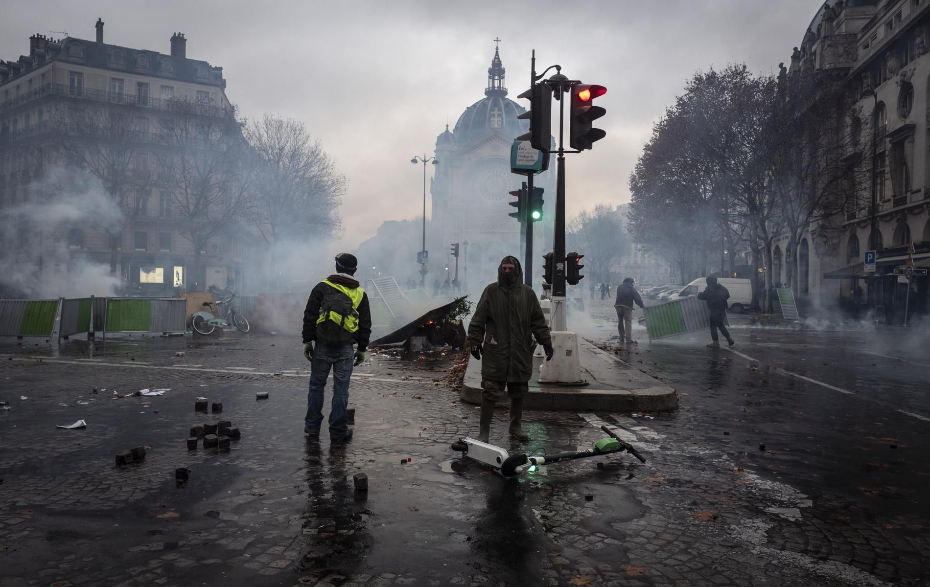 Сблъсъците между полицията и протестиращи във Франция продължават