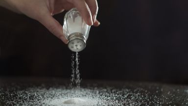 Учени обясниха как точно прекалената консумацията на сол води до хипертония