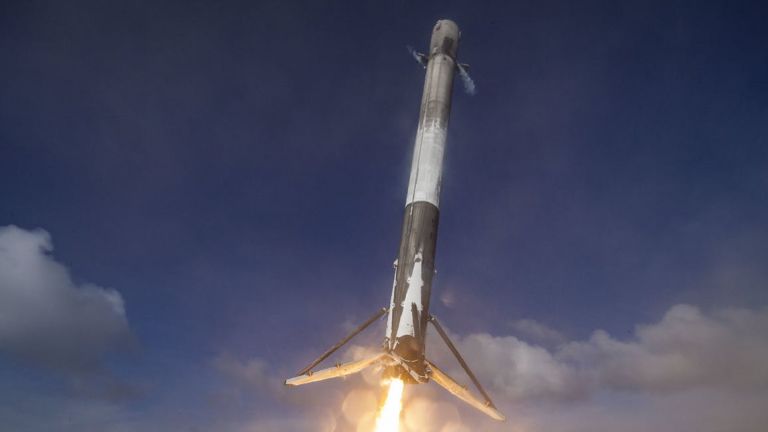 Първата степен на Falcon Heavy не успя да кацне (видео)