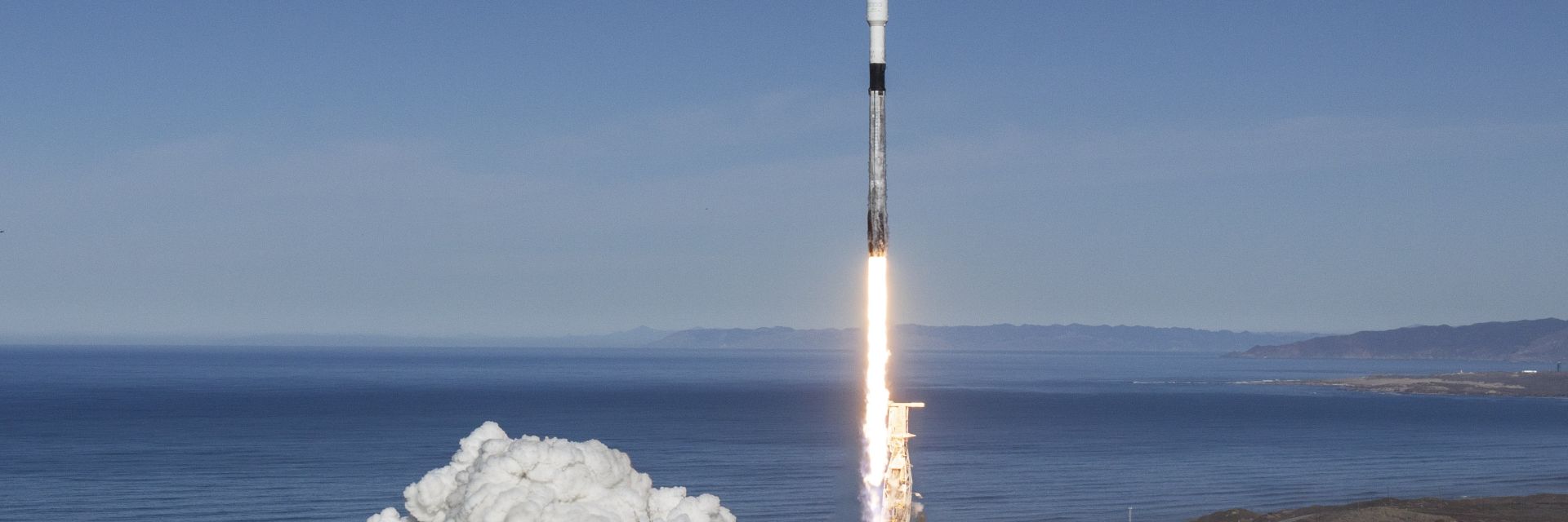 SpaceX изведе в околоземна орбита 64 мини спътника