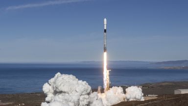 SpaceX изведе в околоземна орбита 64 мини спътника