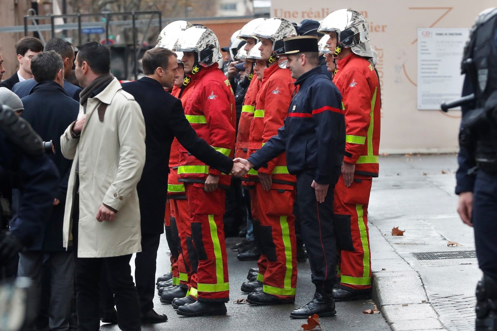 Еманюел Макрон поздравява полицаи и пожарникари за добре свършена работа след погромите в Париж на 2 декември