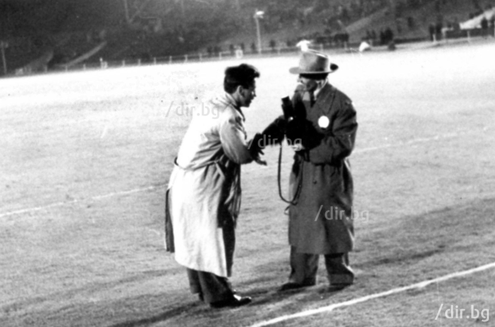 Румен Григоров, кинорежисьор с над 200 документални филма и Борис Шарланджиев, кинооператор, на терена на "Уембли" след мача от 1956 г.