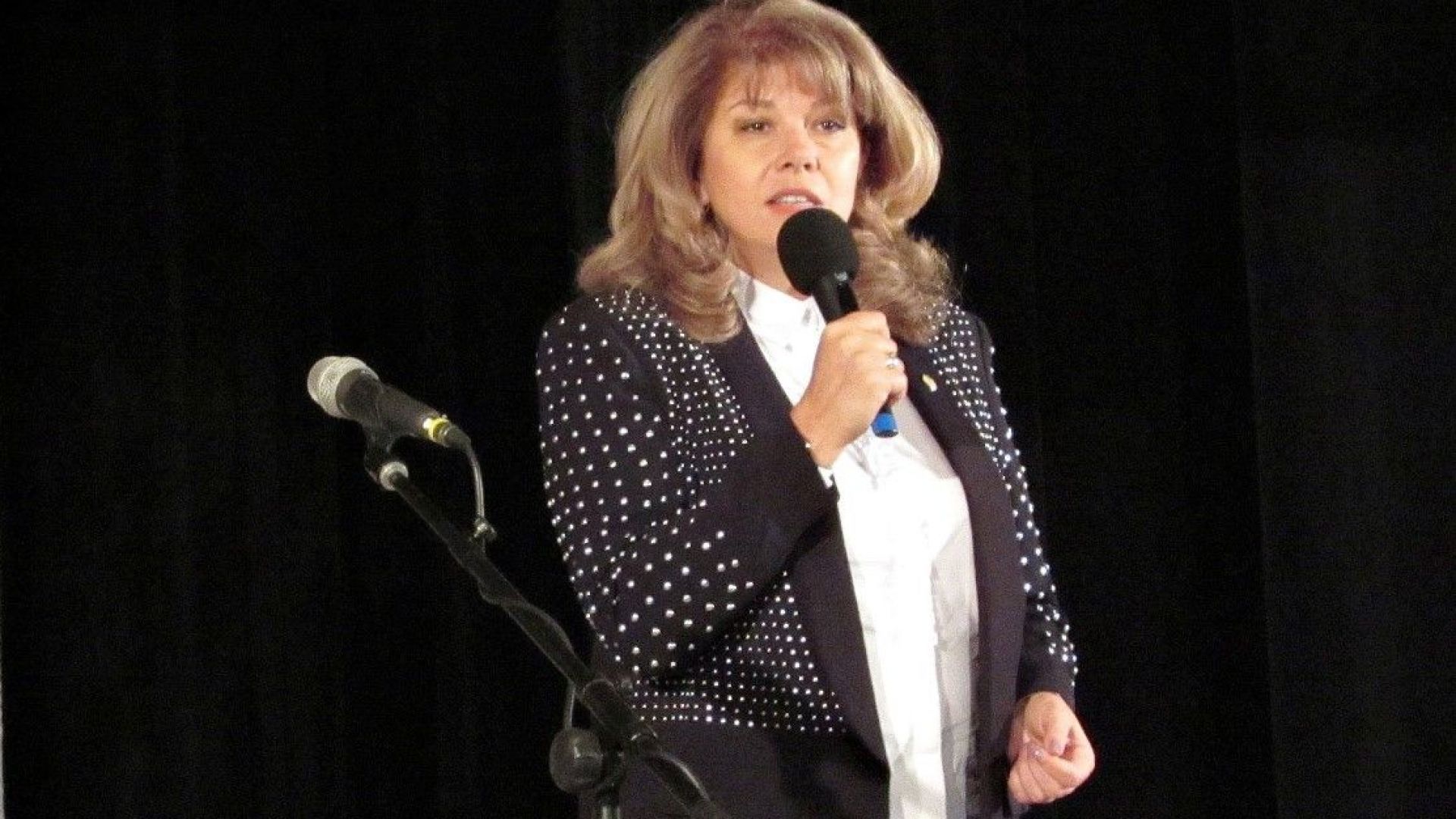 Странно е как човек с криминално досие може да носи