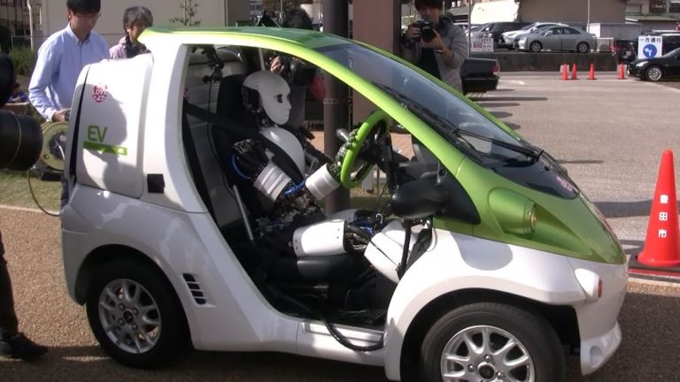 В Япония представиха хуманоиден робот-шофьор