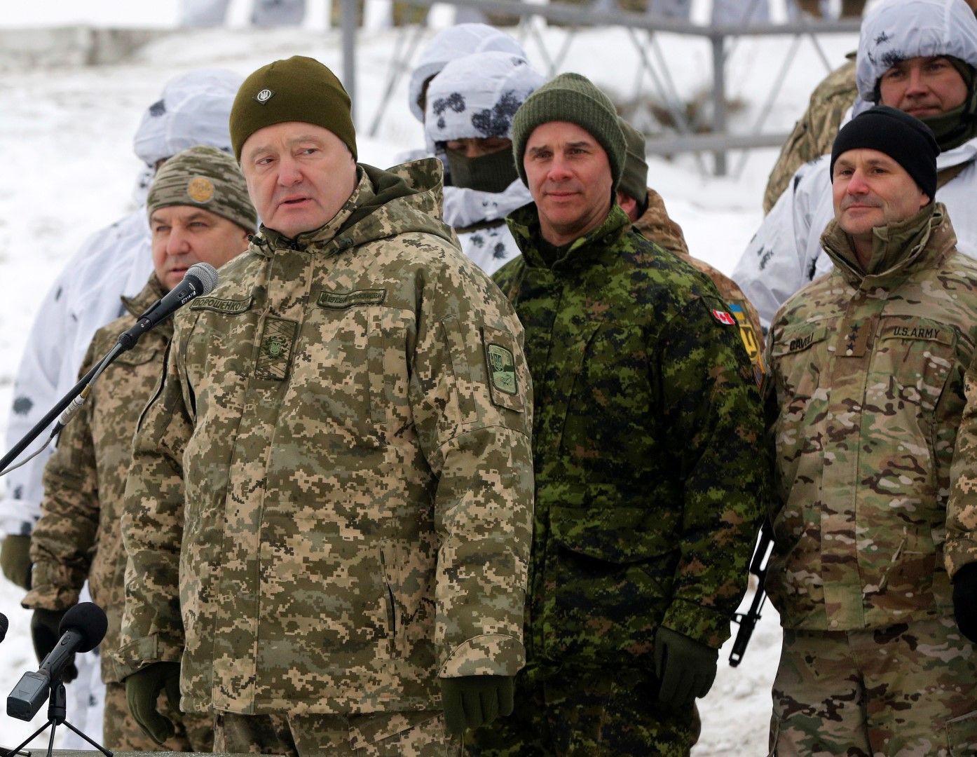 Украинският президент Петро Порошенко (втори вляво) участва във военното учение с американци и канадци на 3 декември
