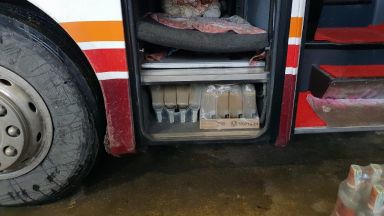 911 бутилки водка, укрити в автобус, задържаха в района на Дунав мост