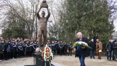 Легенди откриха паметника на Аян Садъков