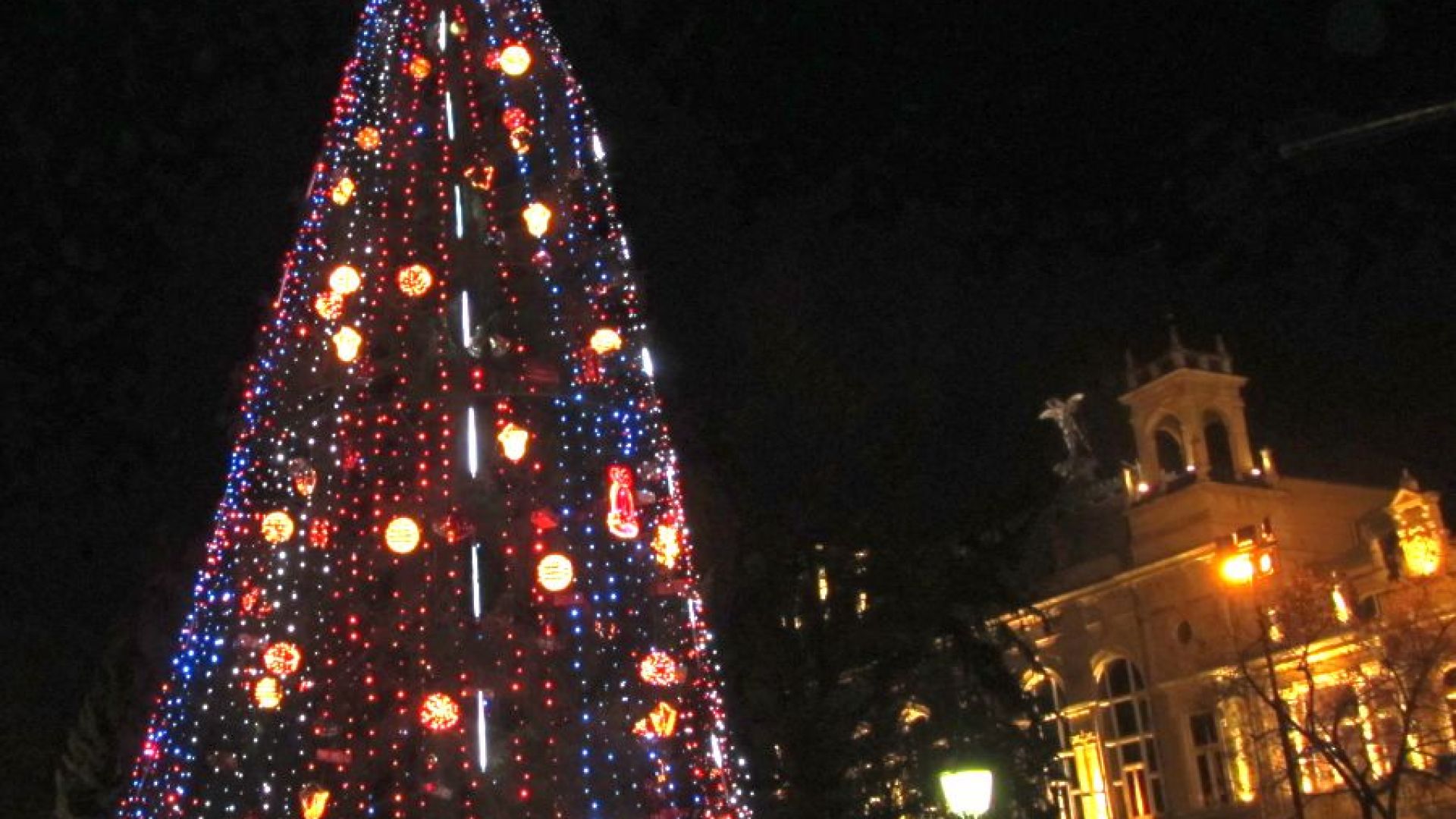 Кметът на Русе Пламен Стоилов запали тази вечер светлините на