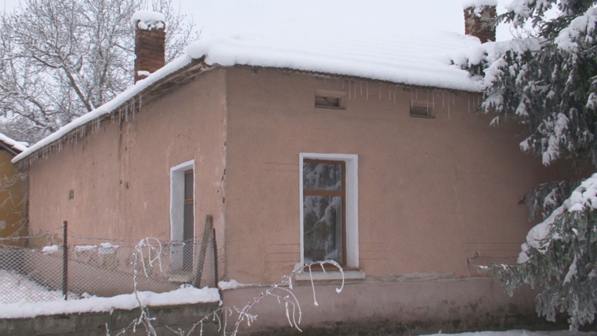Двама непълнолетни циганчета са обрали бащината къща на Валери Симеонов