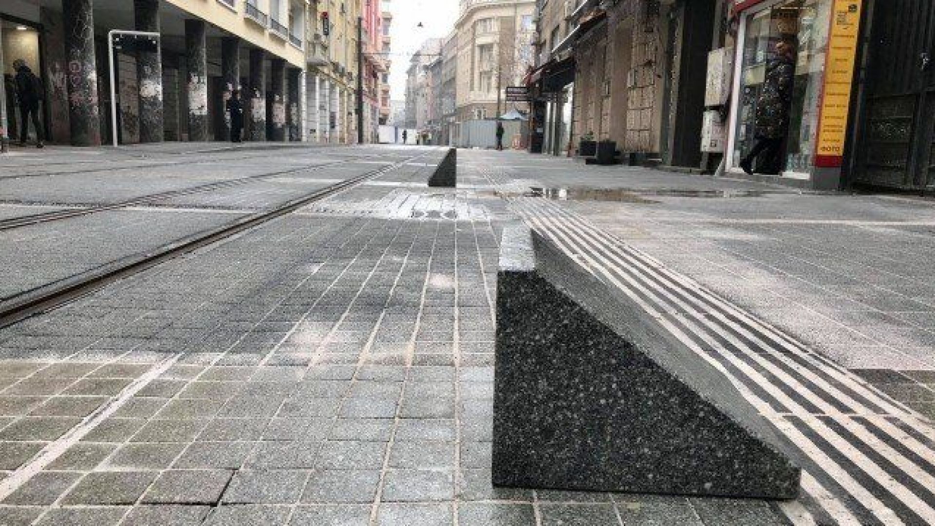 Новите ограничители около трамвайното трасе на столичната ул Граф Игнатиев