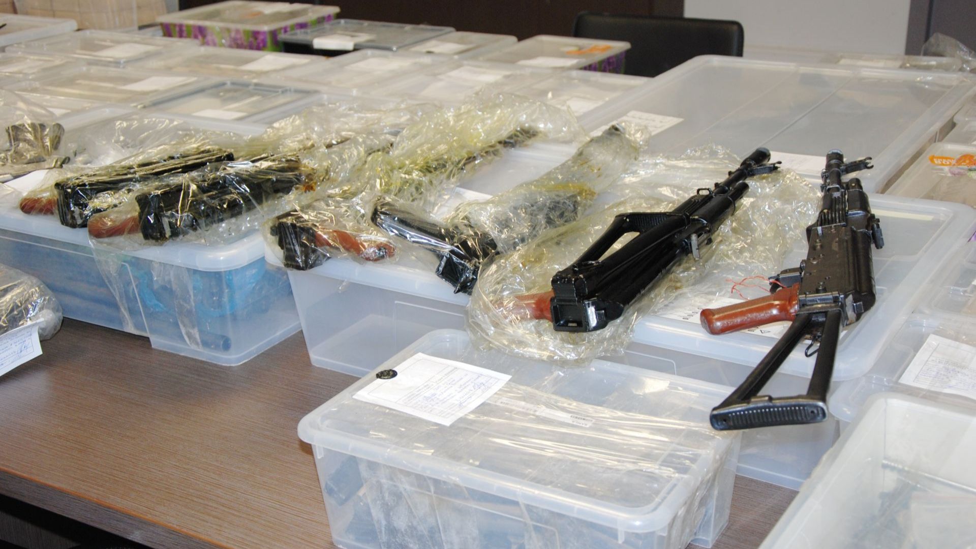 Виж още Експерт Възможно е българско оръжие да изтича към