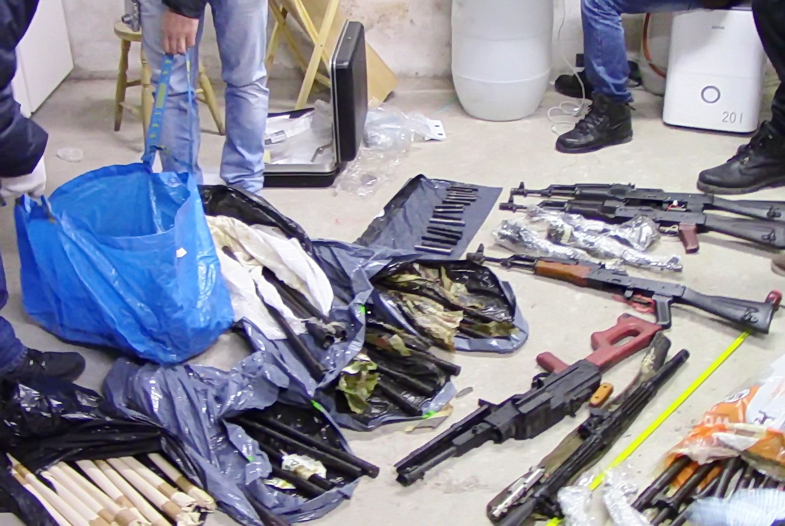 Разследващите откриха в столичния кв. "Редута" голямо количество автомати, пистолети и друго оръжие