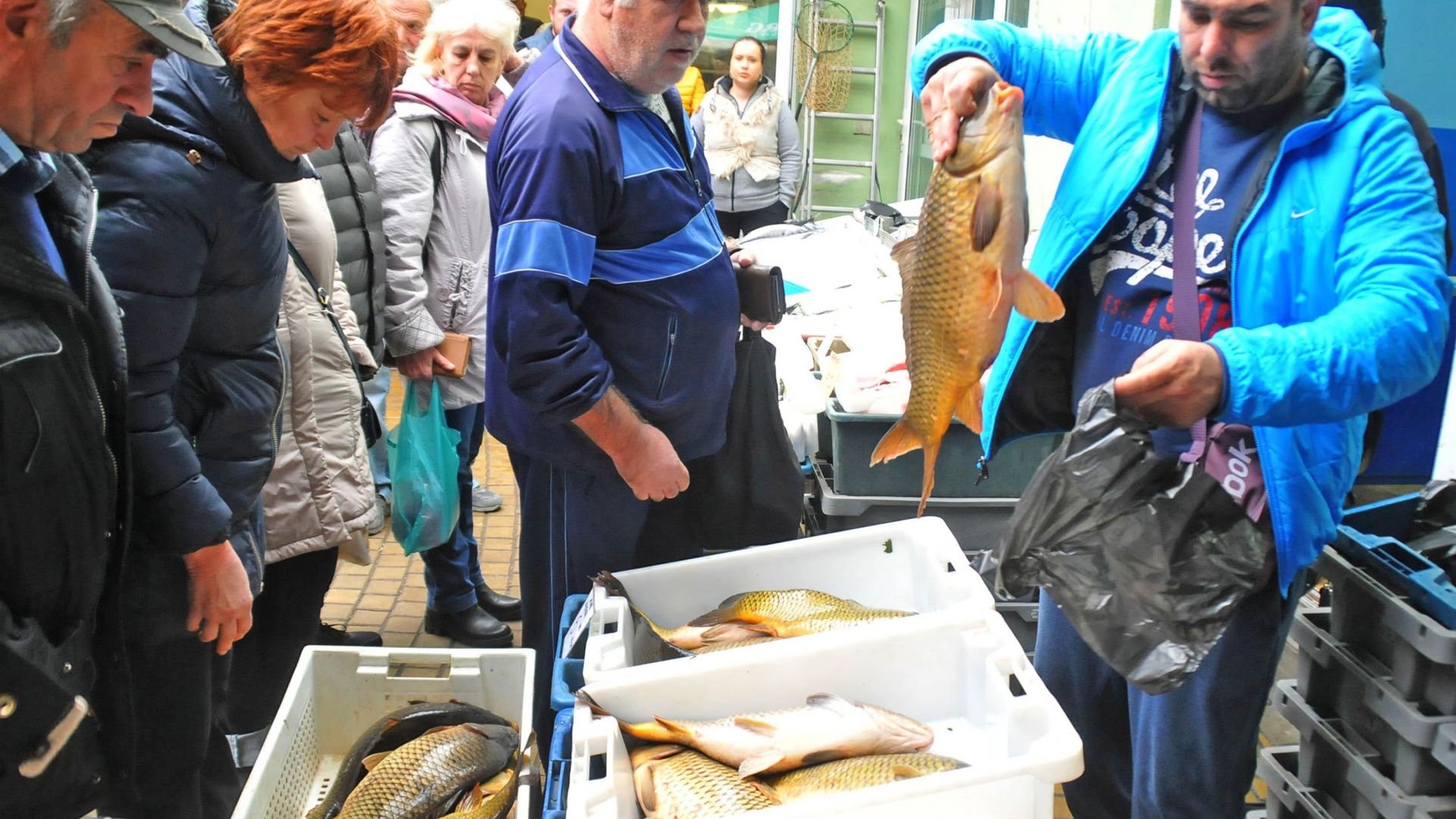 Бургазлии пазаруват масово риба за предстоящия празник Никулден Традиционната риба