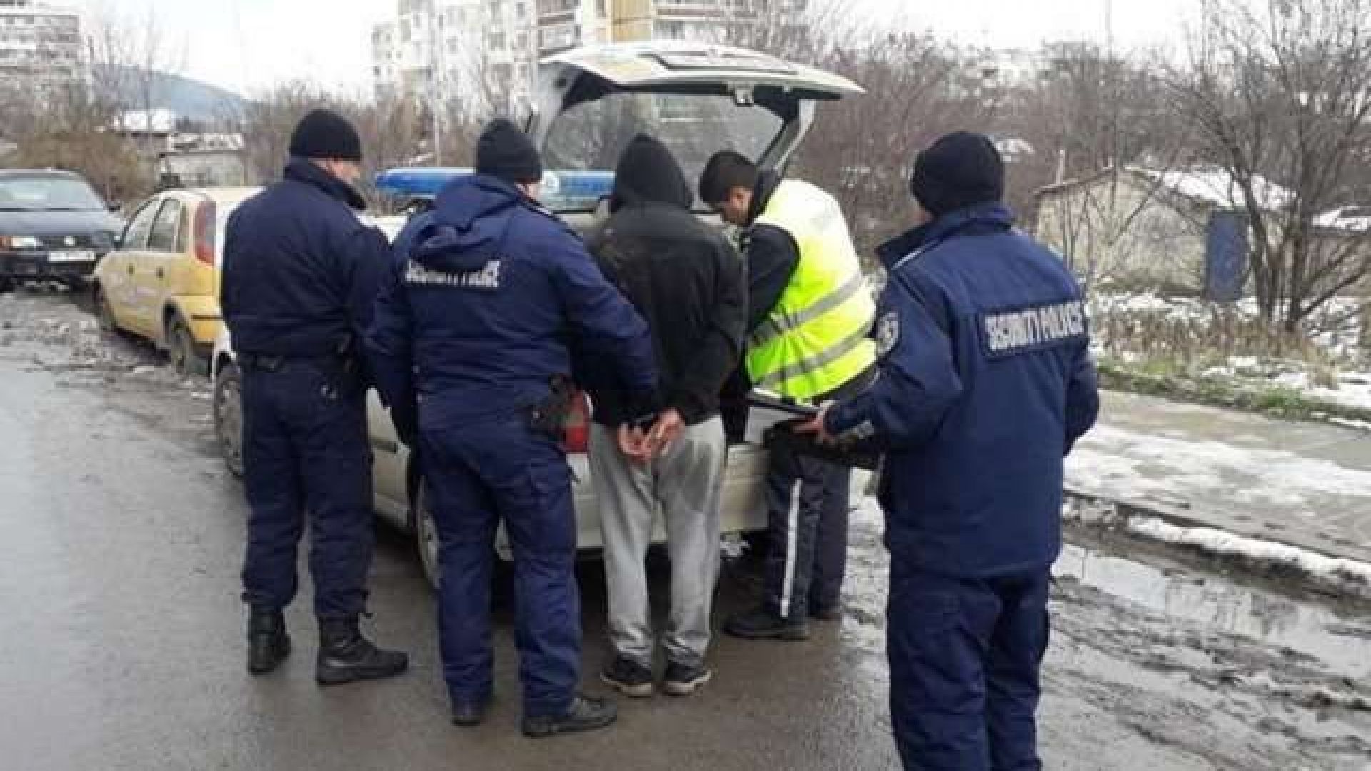 Джигит рецидивист без книжка удари полицай след гонка в Шумен