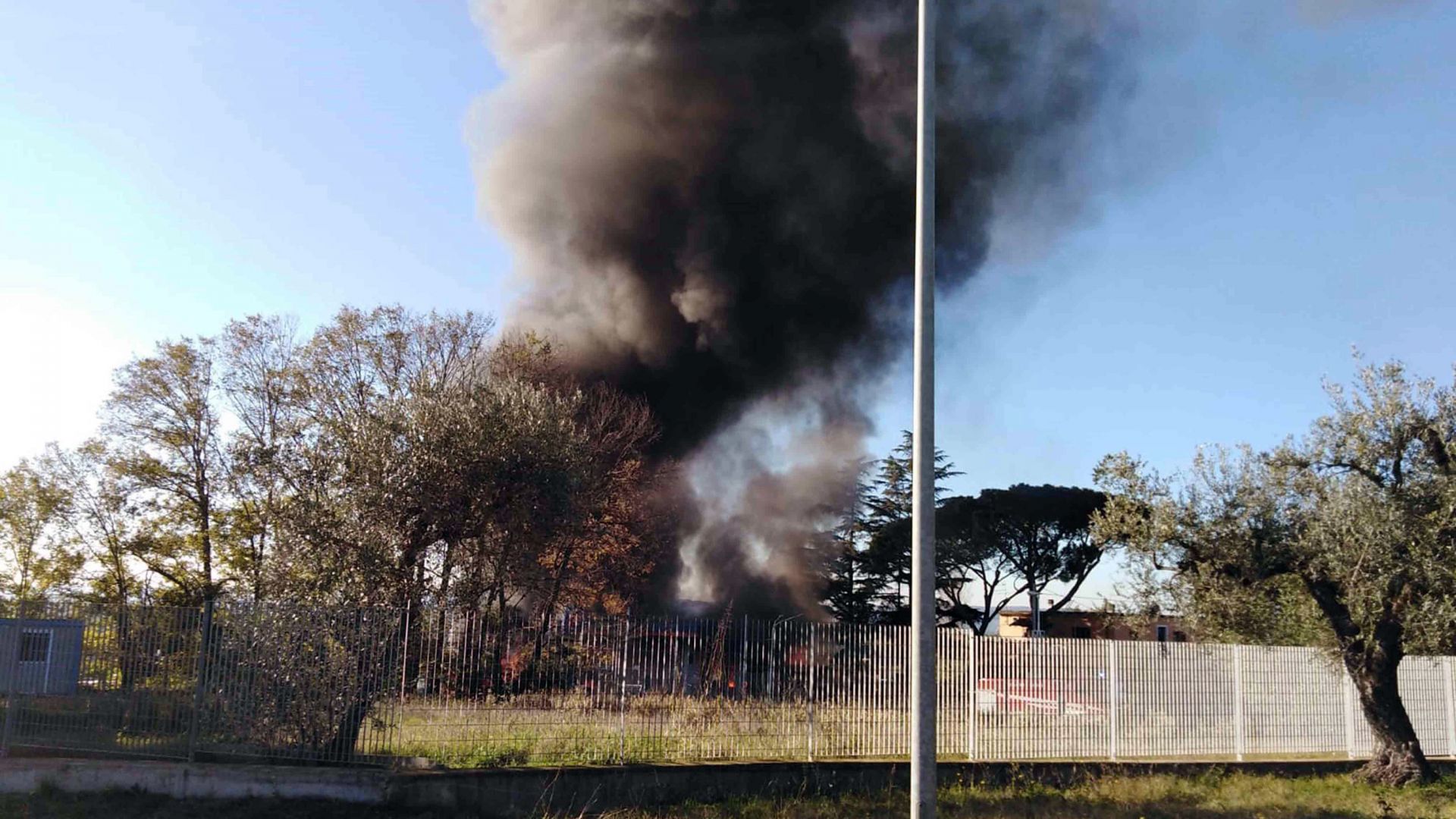 Двама души са загинали а поне 10 са ранени при