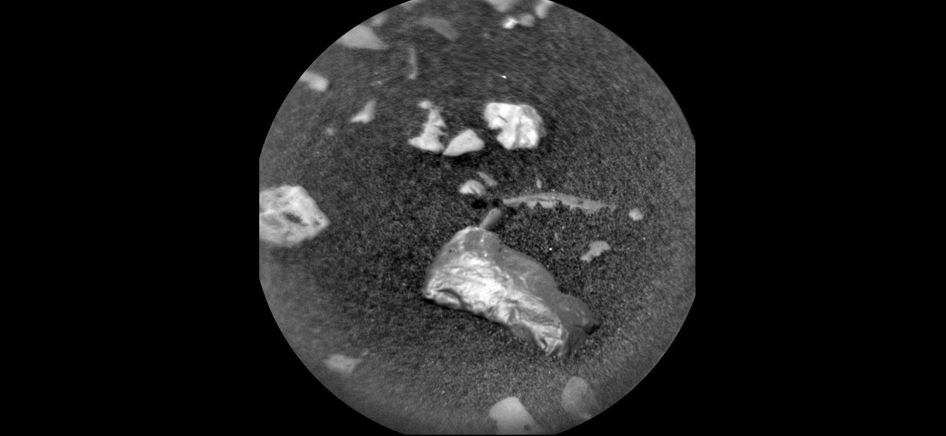 Снимката на самородното злато на Марс е черно-бяла
