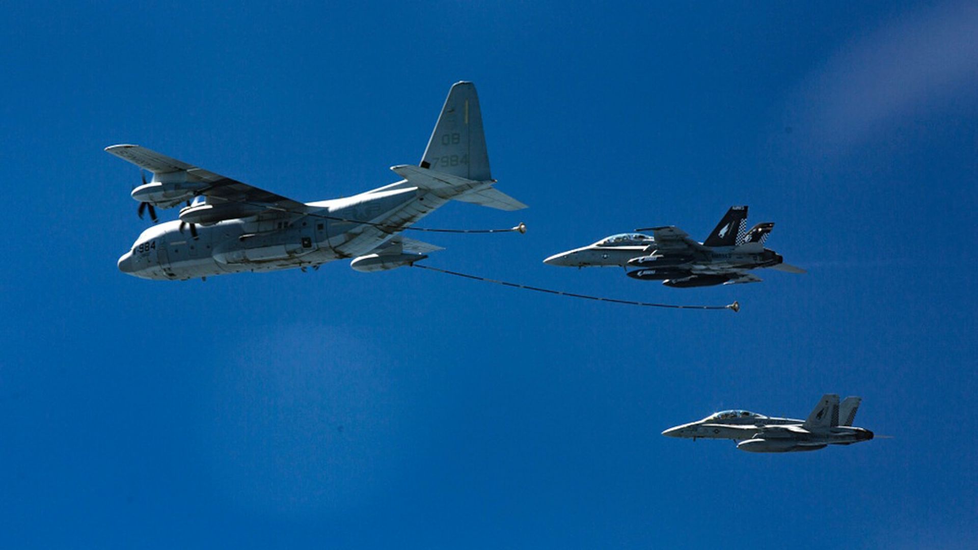 Американски изтребител и транспортен самолет се сблъскаха край бреговете на