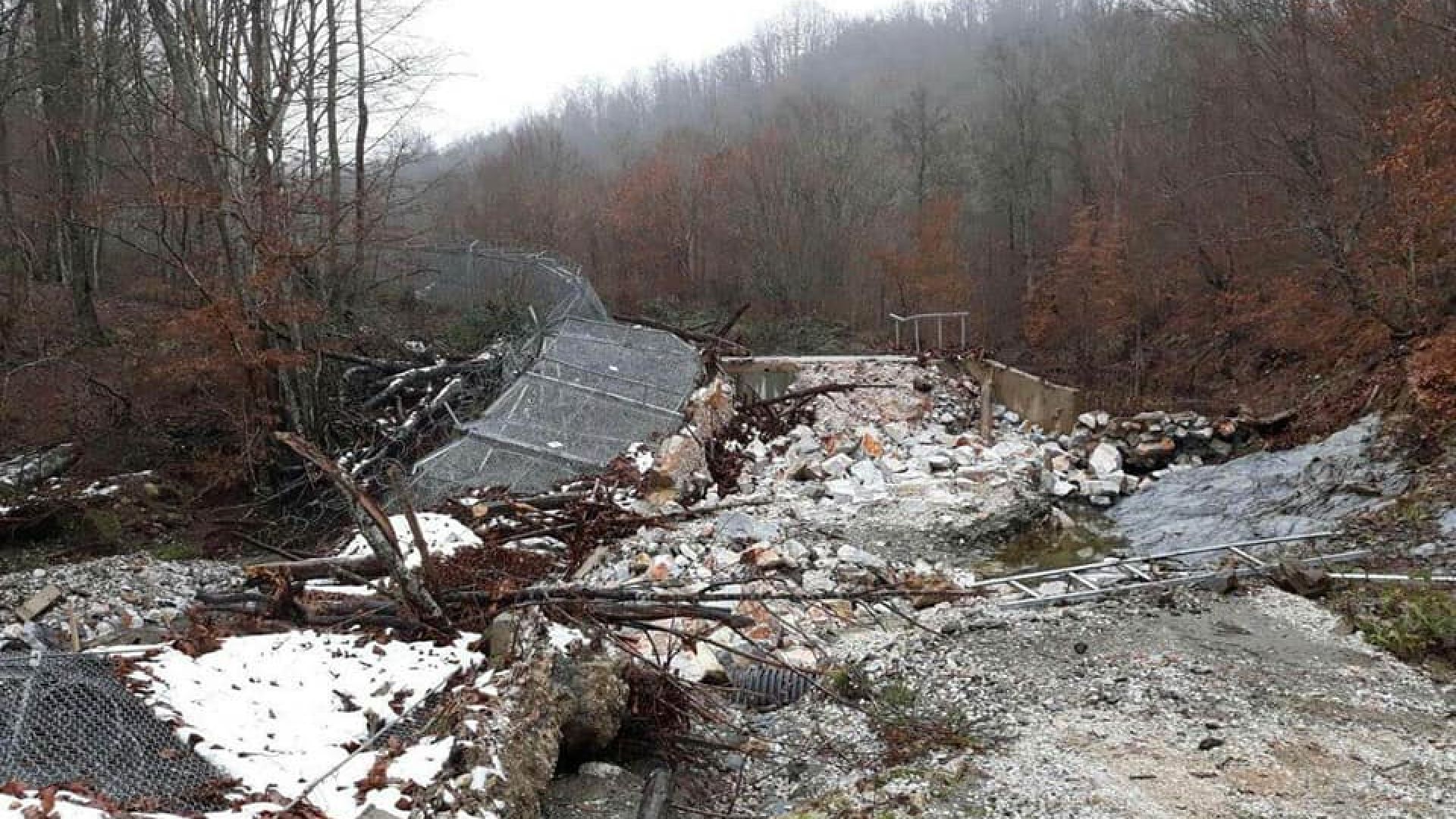 Оградата с Турция отново падна, показват снимки, публикувани в социалните
