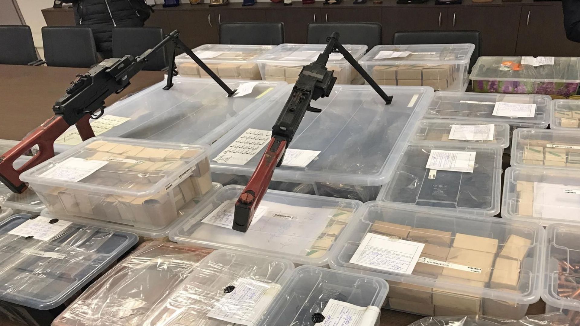 Рекордно количество незаконно оръжие беше разкрито при две отделни акции