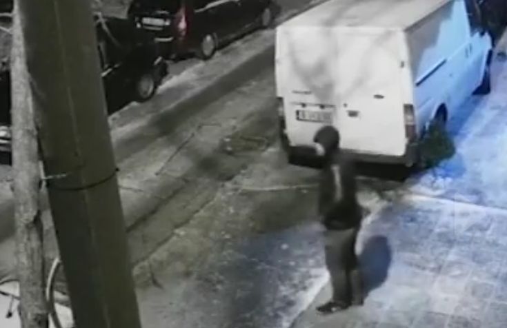 Кадър от видеото преди крадецът да атакува колата на варненката