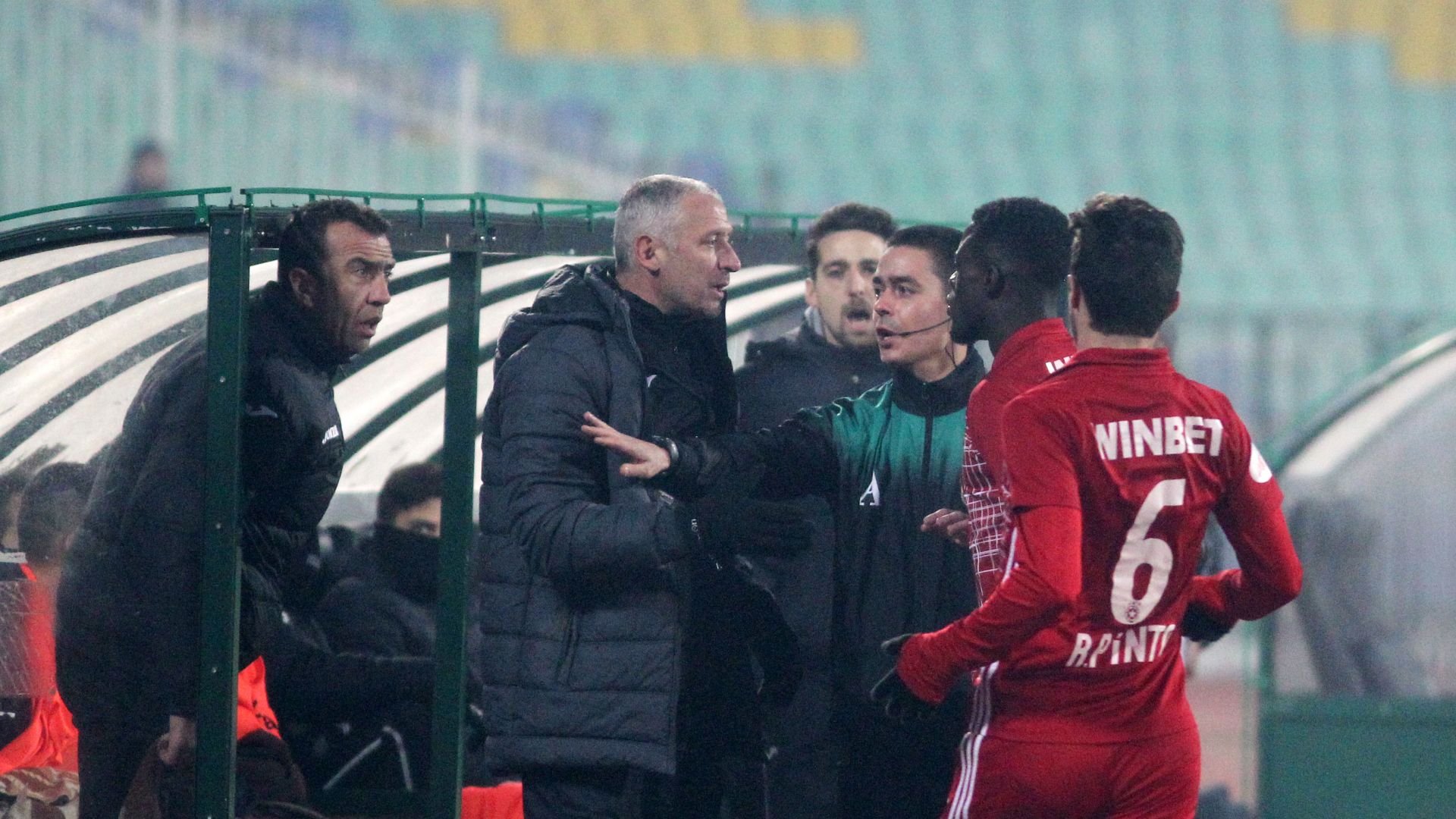 Недоволните футболни фенове от агитката на клуб ЦСКА София ще