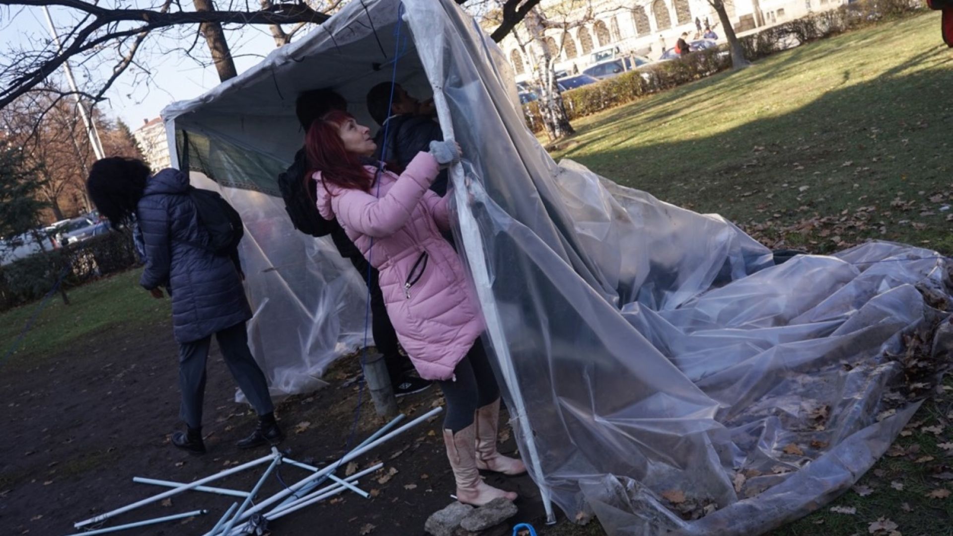 Протестиращите майки махнаха палатковия лагер пред парламента, който бе издигнат