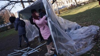 Майките премахнаха палатковия лагер (снимки)