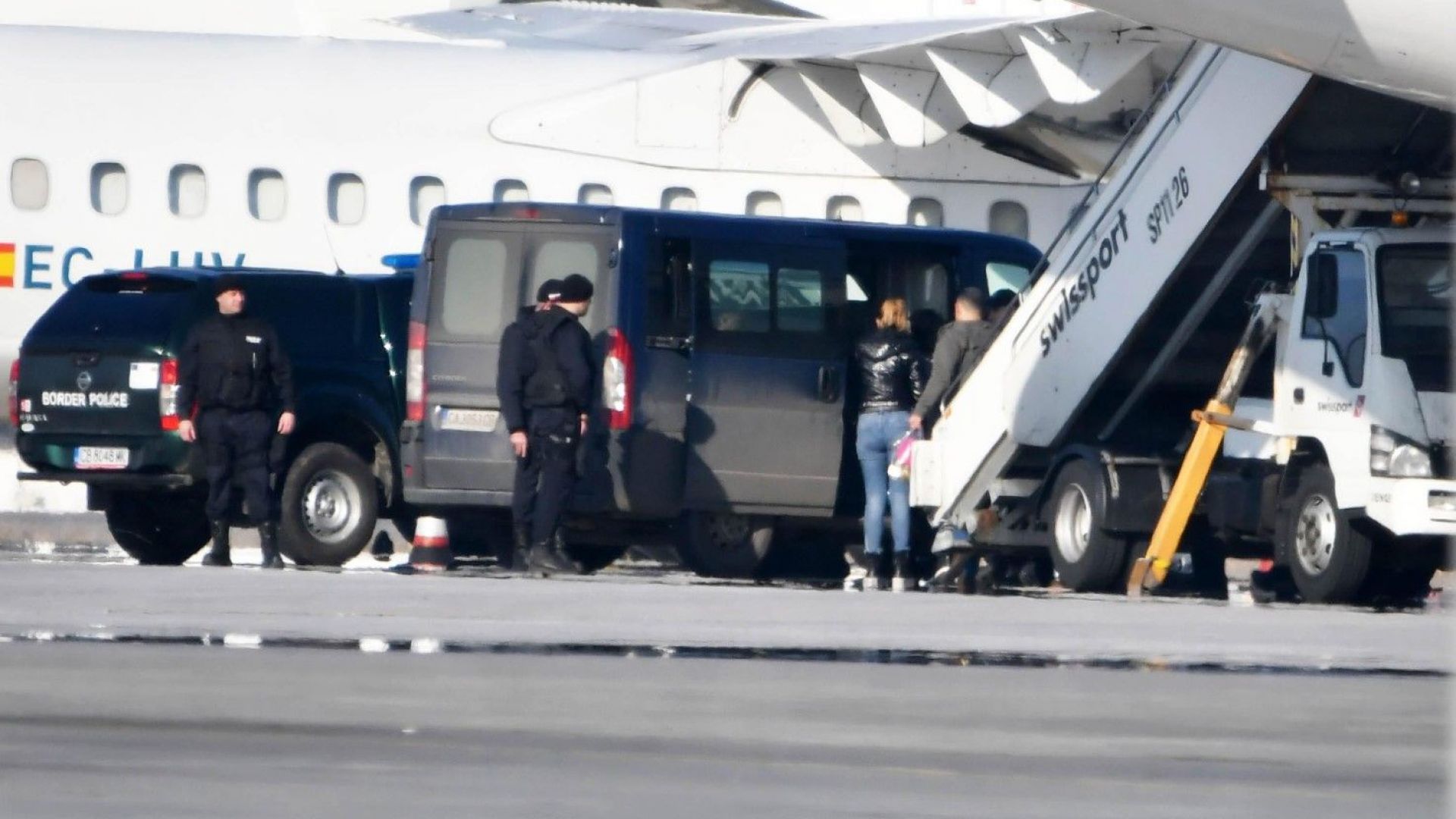 Евгения и Николай Баневи пристигнаха под конвой на летище София