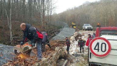 Вдигат падналата ограда по границата край Малко Търново