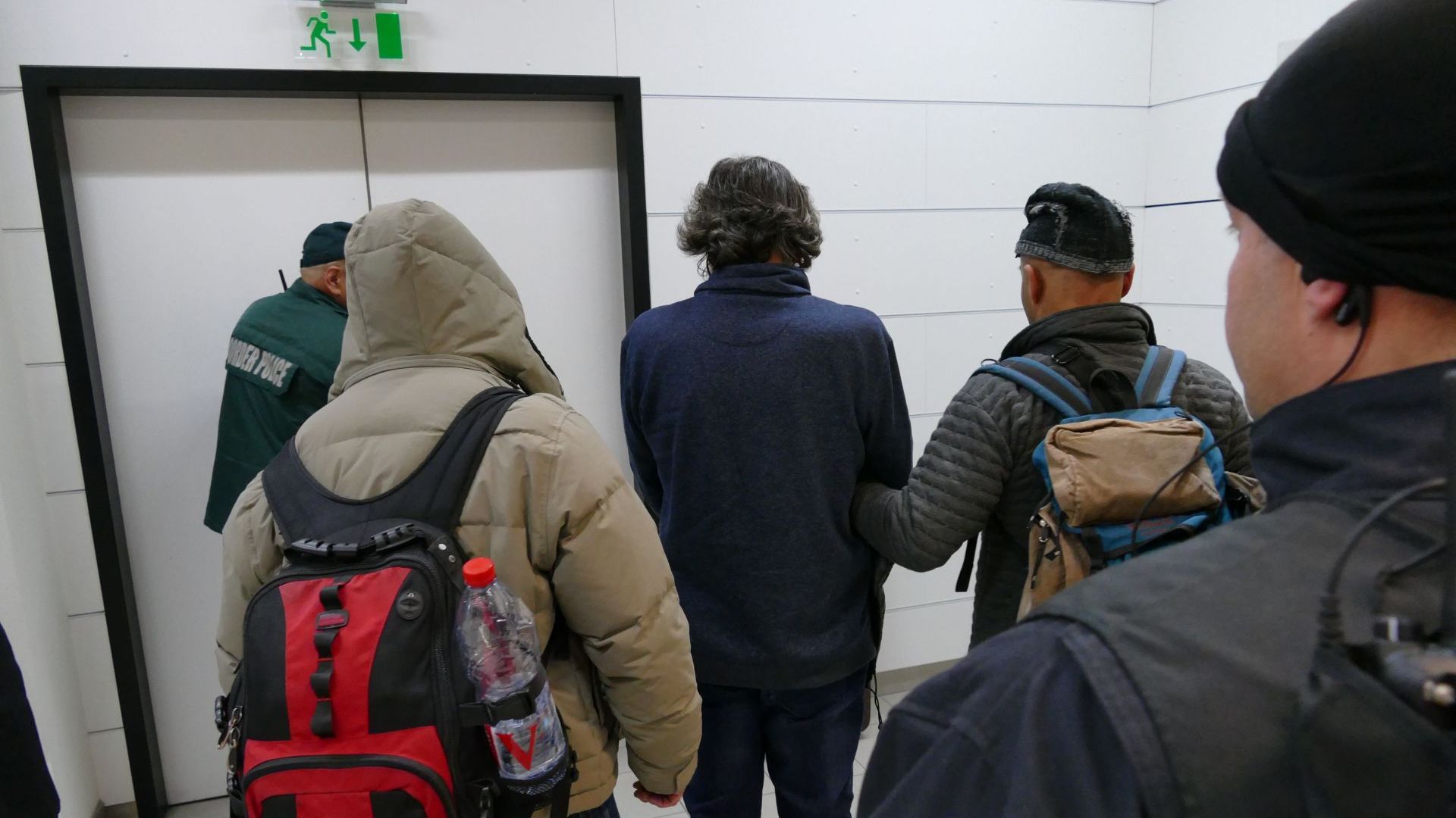 МВР разпространи още снимки и видео от пристигането на Летище