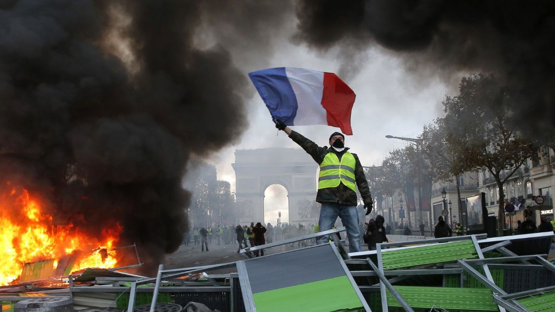 Френските работници се бунтуват по улиците заради увеличението на данъците