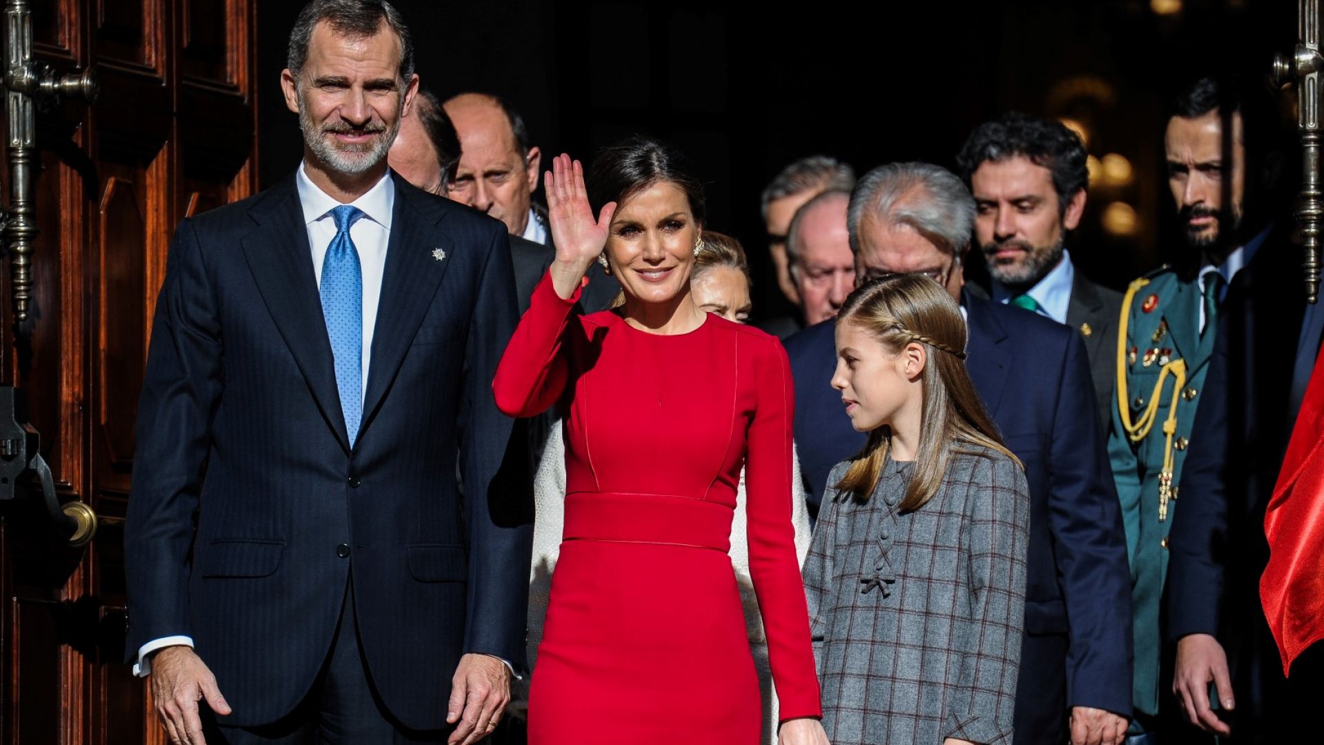 Летисия в семпла червена рокля за 40 години демокрация в Испания