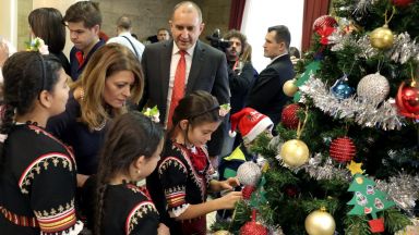 Деца от "Българската Коледа", президентът и съпругата му украсиха заедно елхата на "Дондуков" 2