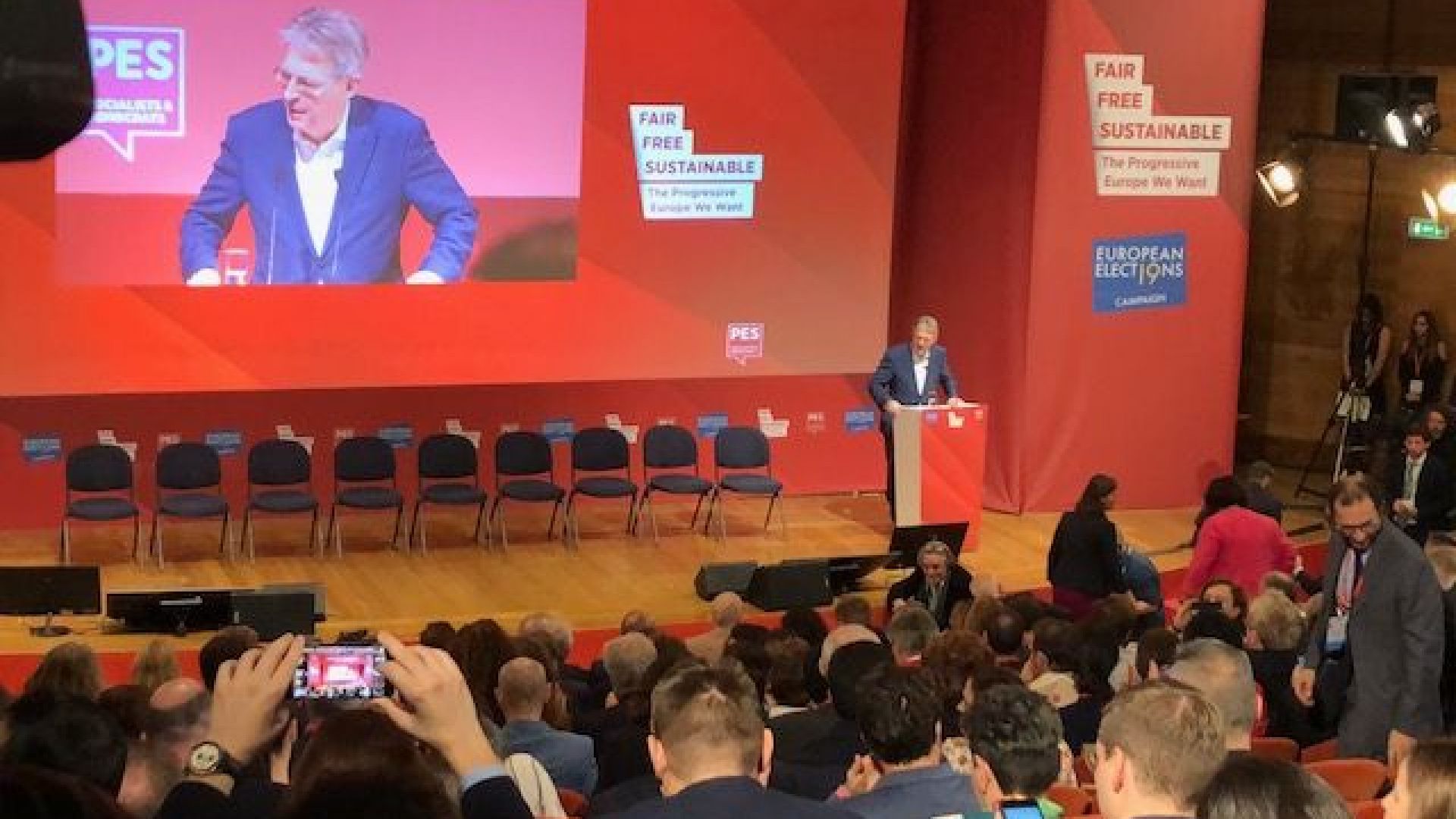 Представители на 56 държави включително САЩ и Китай присъстват на