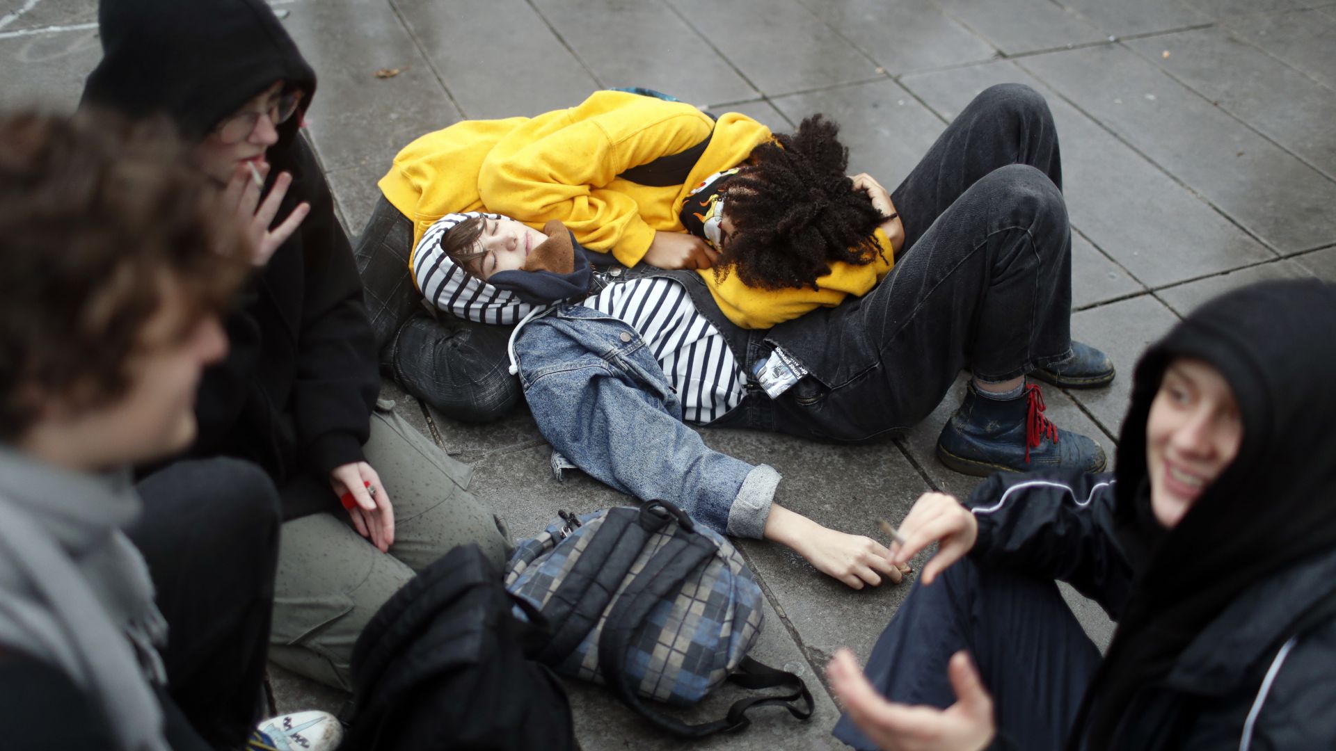 Кадри показващи групово задържане на гимназисти от полицията в град