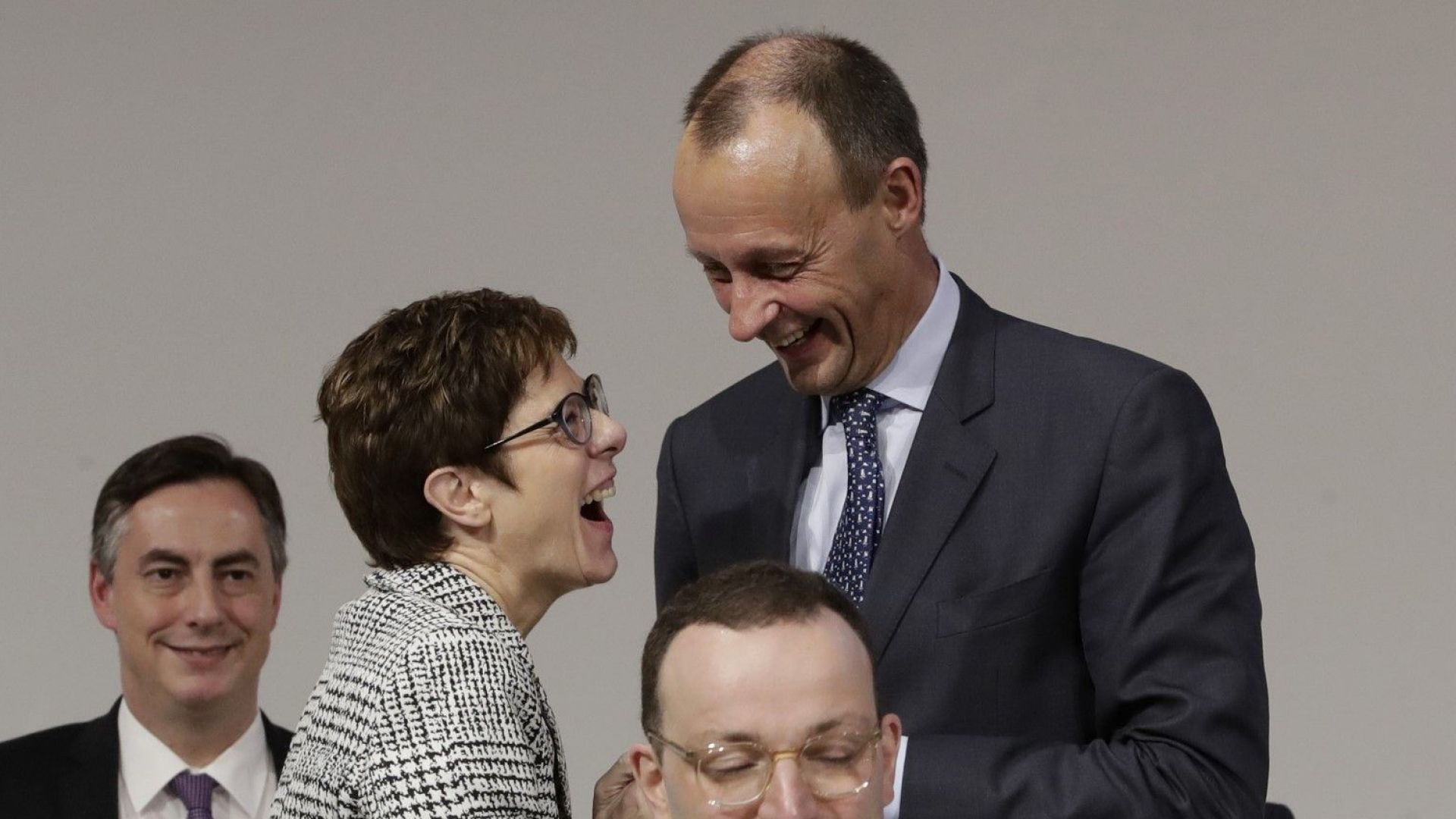 След първото гласуване на конгреса на ХДС в Германия начело