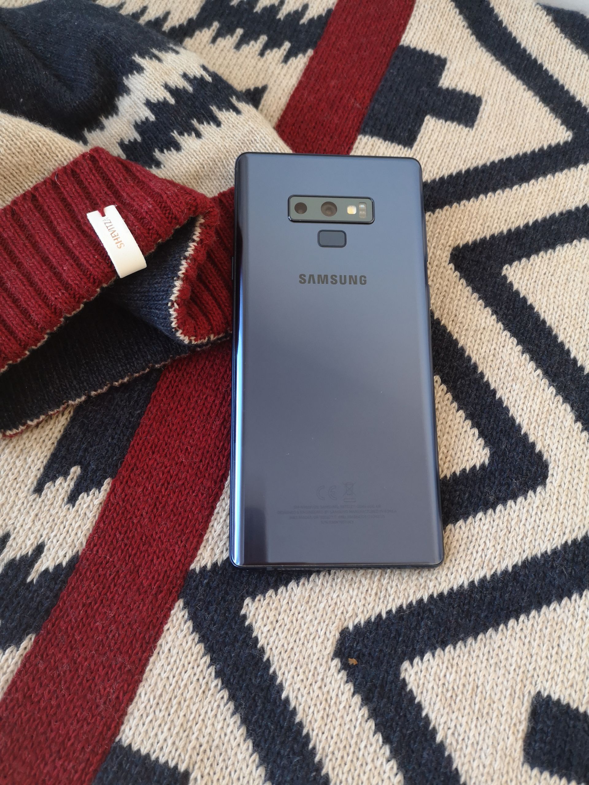 Красивият и изчистен дизайн на Samsung Galaxy Note9 до не по-малко красивите български шевици оживели в зимната колекция на ШЕВИЦА.