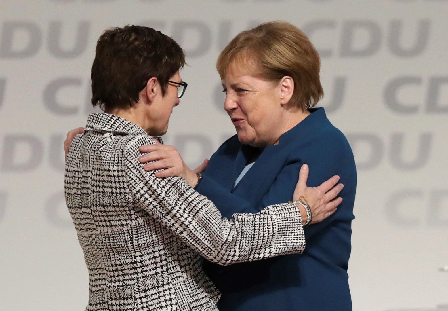  Меркел поздрави прочувствено наследничката си 