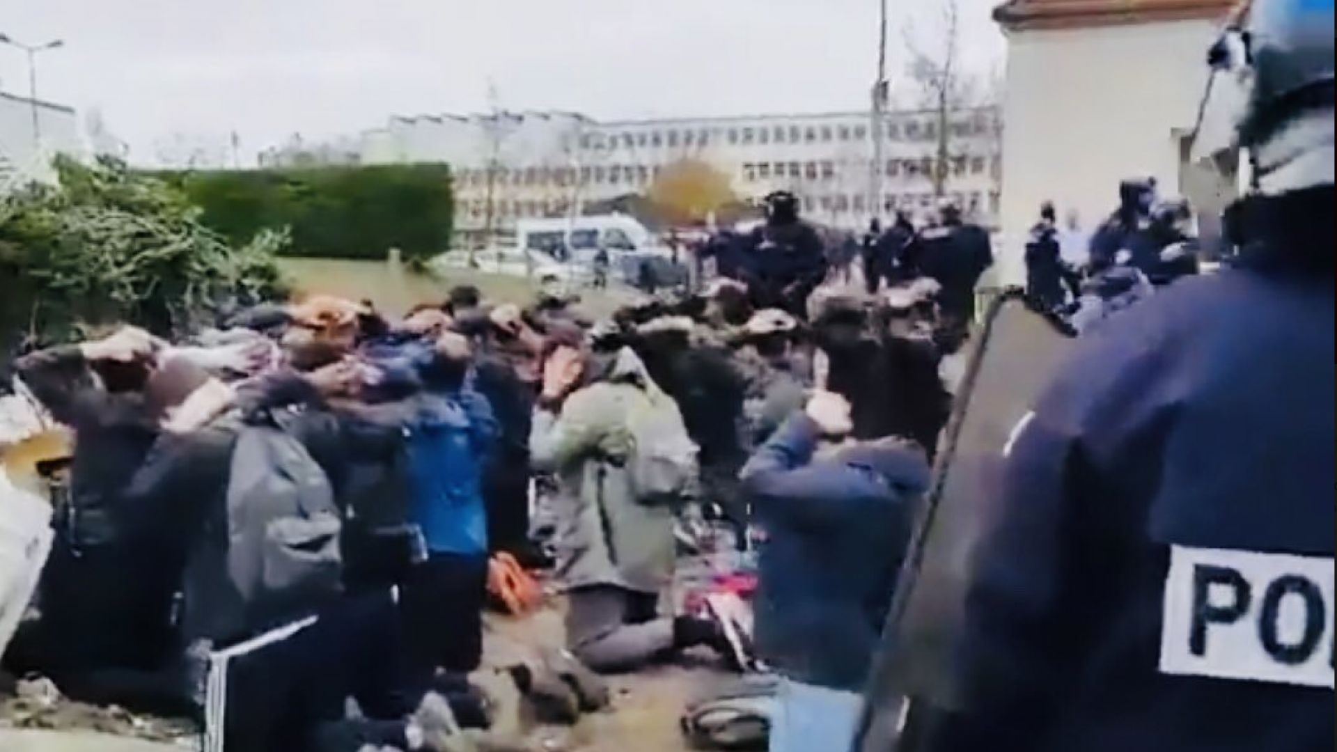 Брутално задържане на френски гимназисти по време на протест (видео и снимки)