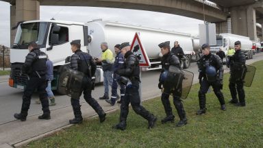 Френската полиция съобщи че при продължаваща операция е евакуирала железопътната